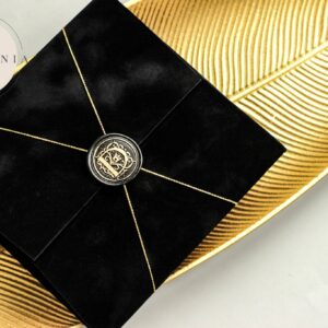 Kvietimai aksominiais vokais „Juoda“